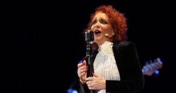 Al Teatro Ghione “ContaMINAndo”, un viaggio nel tempo per i 70 anni della televisione con un tributo a Mina interpretato da Donatella Pandimiglio