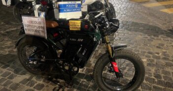 Fori imperiali, sfreccia a bordo di una bici modificata a velocità sostenuta